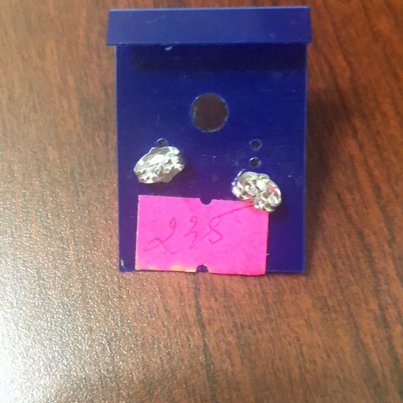 SHINY PEARL STUD EARRINGS - Picture 4 of 6